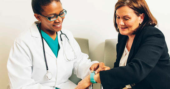 female-doctor-with-patient--wearable female-doctor-with-patient--wearable