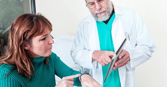male-doctor-with-female-patient-and-wearables male-doctor-with-female-patient-and-wearables