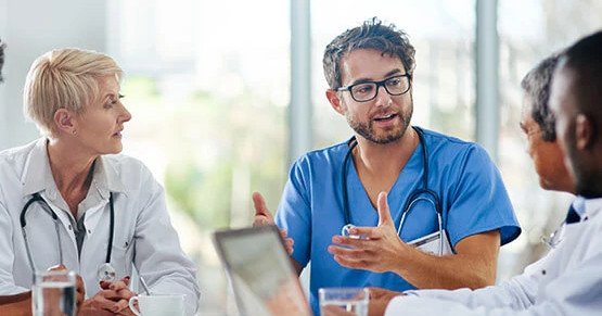 uuid_a233fbef-d55a-42c8-bf6d-c92ee37f7d5d_doctor-meeting